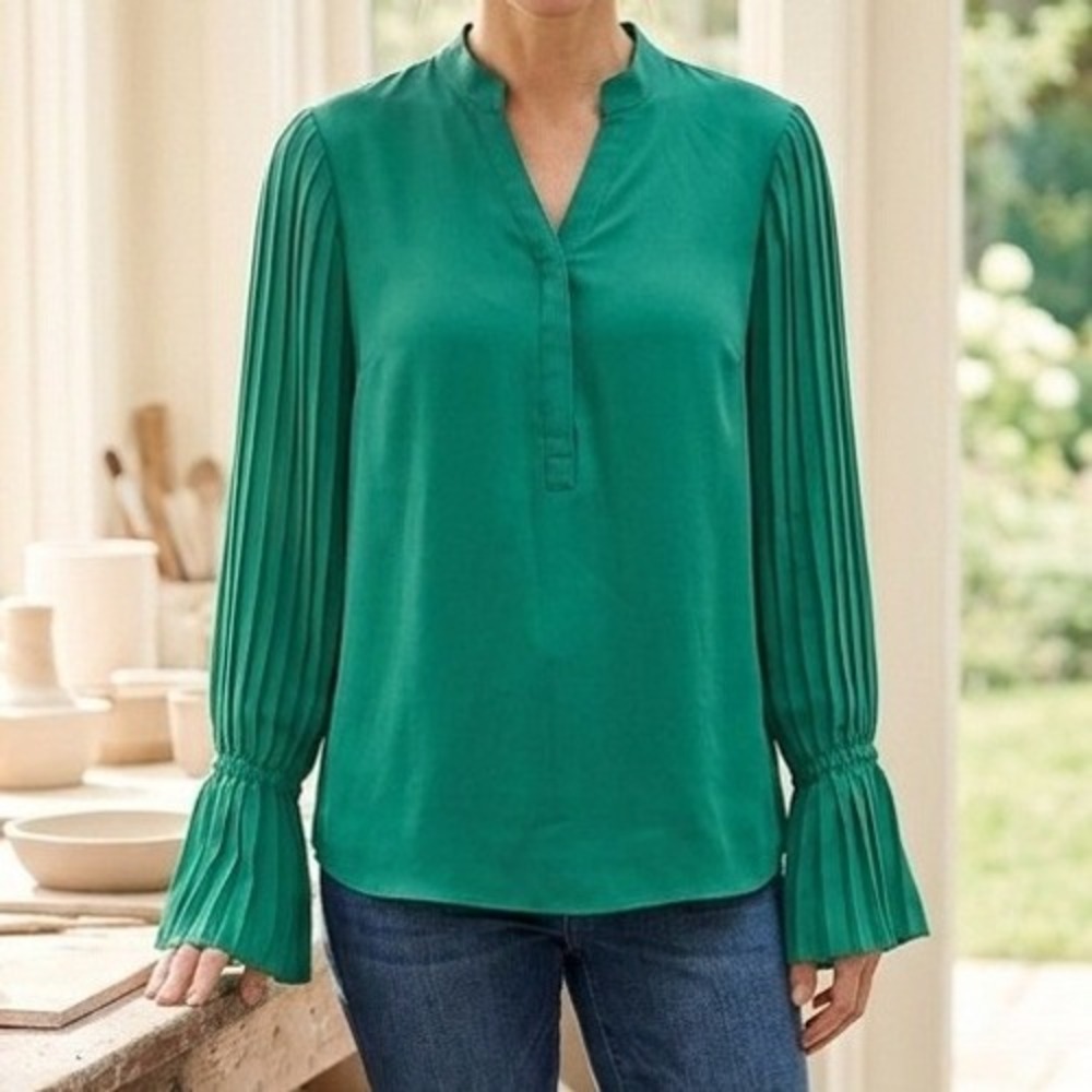 Chico's Emerald Green Pleated Sleeve Blouse Split Neck Top Size 0 Small